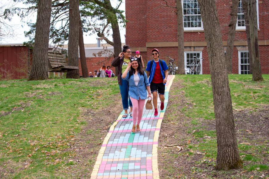 学生们沿着赖特艺术博物馆附近的“彩虹之路”散步.